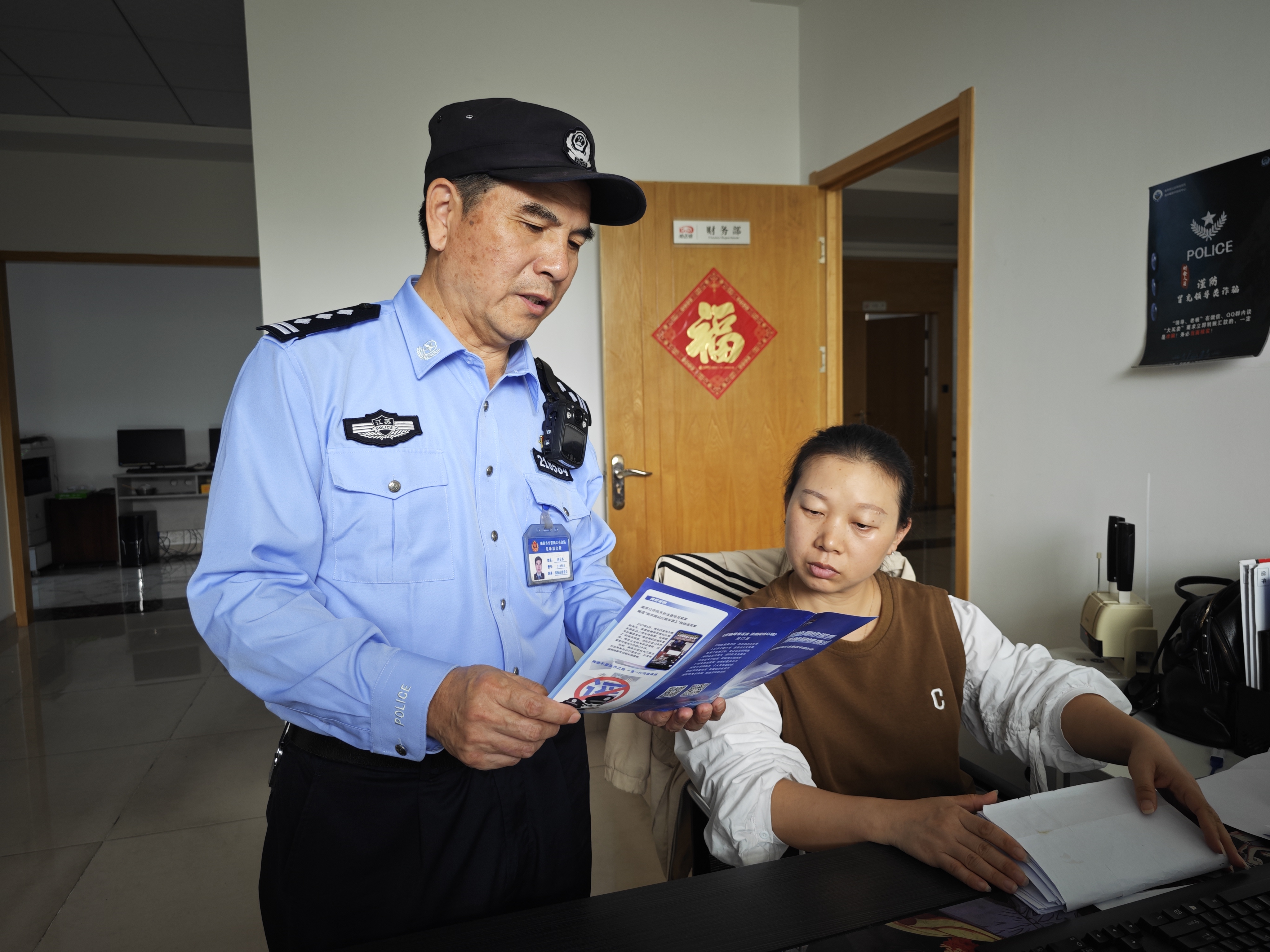 抵制網(wǎng)絡謠言 共建清朗空間——六合公安打謠宣傳進企業(yè)